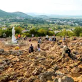 Góra Objawień to strome wzgórze. Wchodzi się tam z wysiłkiem, który skłania do modlitwy | fot. Adobe Stock Góra Objawień to strome wzgórze. Wchodzi się tam z wysiłkiem, który skłania do modlitwy | fot. Adobe Stock