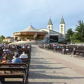 W samym Medjugorie centrum pielgrzymkowym jest parafialny kościół św. Jakuba. Nieopodal położona jest góra Križevac z drogą krzyżową, ale Bośnia to także okazja do poznania skomplikowanej historii Europy, jak w Mostarze | fot. Adobe Stock W samym Medjugorie centrum pielgrzymkowym jest parafialny kościół św. Jakuba. Nieopodal położona jest góra Križevac z drogą krzyżową, ale Bośnia to także okazja do poznania skomplikowanej historii Europy, jak w Mostarze | fot. Adobe Stock