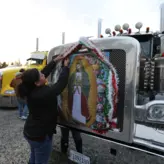 Naomi Quintana, której mąż jest kierowcą ciężarówki, ozdabia samochód wizerunkiem Matki Boskiej z Guadalupe, aby oddać jej hołd w Sanktuarium w Des Plaines w stanie Illinois, 4 grudnia 2021 r. | fot. Antonio Perez/Chicago Tribune/Getty Images Naomi Quintana, której mąż jest kierowcą ciężarówki, ozdabia samochód wizerunkiem Matki Boskiej z Guadalupe, aby oddać jej hołd w Sanktuarium w Des Plaines w stanie Illinois, 4 grudnia 2021 r. | fot. Antonio Perez/Chicago Tribune/Getty Images