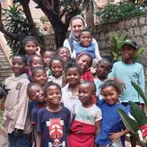 Siostra Władysława Piróg FMM z podopiecznymi „podwórkowej stołówki”, Madagaskar | fot. Materiały prasowe/SMZ KS