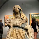 Anonimowa pieta z Utrechtu, ok. 1450–1475 r. Niewykluczone, że mogła stanowić część niewielkiego ołtarzyka domowego, używanego w pobożności prywatnej albo w klasztornej celi. Rzeźba zachowała część średniowiecznej polichromii | fot. ks. Wojciech Nowicki Anonimowa pieta z Utrechtu, ok. 1450–1475 r. Niewykluczone, że mogła stanowić część niewielkiego ołtarzyka domowego, używanego w pobożności prywatnej albo w klasztornej celi. Rzeźba zachowała część średniowiecznej polichromii | fot. ks. Wojciech Nowicki