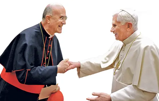 Kard. Tarcisio Bertone wraz z papieżem seniorem Benedyktem XVI Fot. OSSERVATORE ROMANO/epa_pap