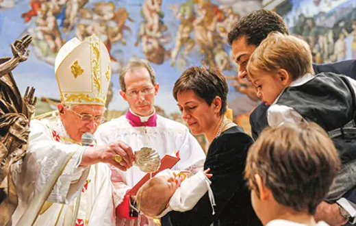 Papież Benedykt XVI udziela chrztu w kaplicy Sykstyńskiej, 10.01.2010 r. fot. L'Osservatore Romano/Vatican Pool- Getty Images