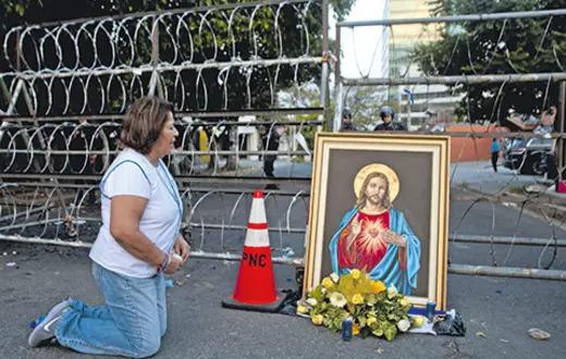 Modlitwa przed wizerunkiem Serca Jezusowego w San Salvador w Meksyku, fot. AFP PHOTO/Jose CABEZAS/East news