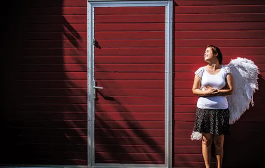 Marysia - Domowniczka na tle bramy Ochotniczej Straży Pożarnej w Łopiennie | fot. W. Stube