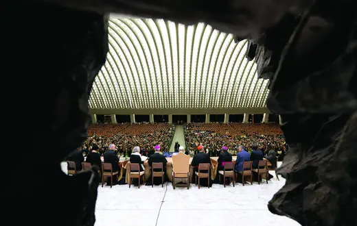 Najwyższą zasadą w Kościele jest miłość: nikt nie jest powołany do rozkazywania, wszyscy są powołani do służenia; nikt nie może narzucać swoich idei, wszyscy musimy wzajemnie siebie słuchać; nikt nie jest wykluczony, wszyscy jesteśmy powołani do uczestnictwa; nikt nie posiada całej prawdy, wszyscy musimy szukać jej pokornie i szukać jej razem - powiedział Leon XIV podczas mszy świętej z okazji Jubileuszu Zespołów Synodalnych, 26 października. Poprzedniego dnia uczestnicy spotkali się z papieżem na audiencji