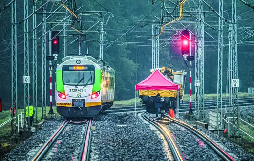 Okolice stacji kolejowej PKP Mika, gdzie w nocy z 15 na 16 listopada doszło do uszkodzenia torów w wyniku aktu dywersji. Życzyn (woj. mazowieckie), 17 listopada 2025 r. fot. Wojciech Olkusnik/East News