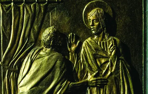 Pielgrzym w geście czci przy Drzwiach Świętych otwartych przez papieża Franciszka na rozpoczęcie Roku Jubileuszowego, Watykan,  24 grudnia 2024 r. fot. Massimo Valicchia/Getty Images