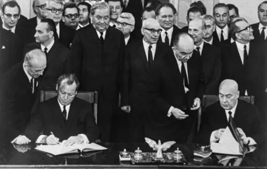 Kanclerz Willy Brandt i premier Józef Cyrankiewicz podpisują układ o podstawach normalizacji stosunków między Polską a RFN, 7 grudnia 1970 r. fot. Bettmann/ Contributor/Getty Images