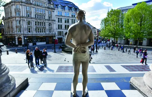 Naturalnej wielkości rzeźba Chrystusa Ecce Homo autorstwa Marka Wallingera stoi przed katedrą św. Pawła w Londynie fot. Matthew Chattle/Getty Images