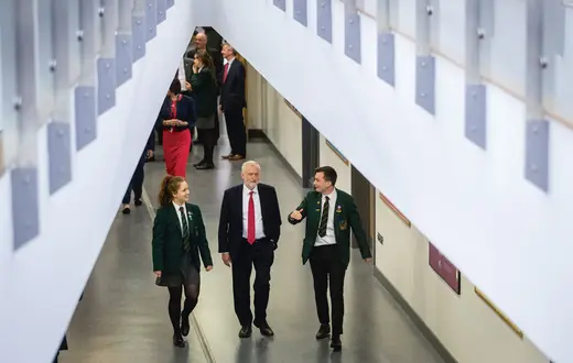 Lagan Collage, jedna ze średnich szkół w Belfaście, podczas wizyty Jeremy'ego Corbyna w 2018 r., ówczesnego lidera Partii Pracy. W tym roku 32 proc. uczniów szkoły to protestanci, a 36 proc. katolicy fot. Liam McBurney/PA Images/Getty ImageS