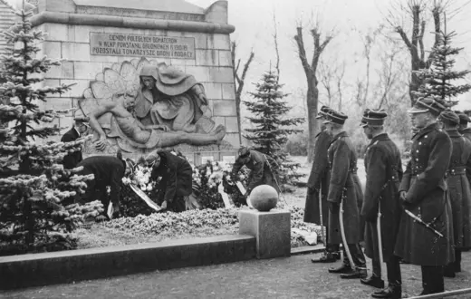 Składanie wieńców pod pomnikiem poległych powstańców wielkopolskich, Poznań, 27 grudnia 1932 r. fot. NAC