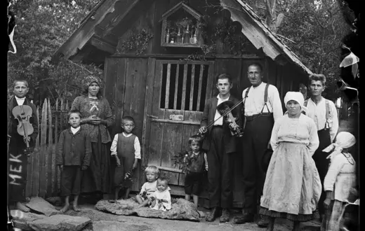 Mieszkańcy wsi Sól w Beskidzie Żywieckim przed drewnianą kapliczką w 1928 roku fot. Leopold Węgrzynowicz/zbiory Muzeum Etnograficznego w Krakowie