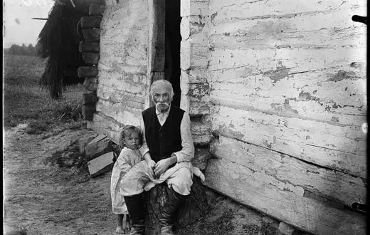 Mężczyzna z dzieckiem we wsi Brzeziny na Podkarpaciu w 1912 r. Na Kresach Wschodnich, w przeciwieństwie do innych ziem polskich, częściej spotykano wielką rodzinę fot. Stanisław Hupka/ Muzeum Etnograficzne w Krakowie