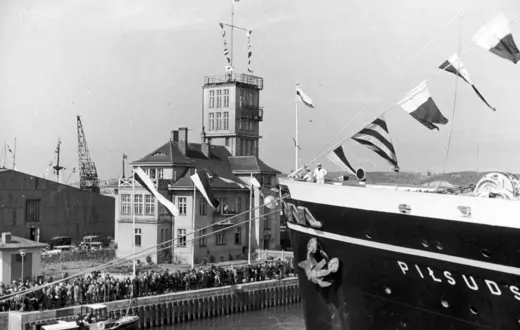 Kapitanat portu, po prawej statek Piłsudski, Gdynia 1935 r. fot. NAC