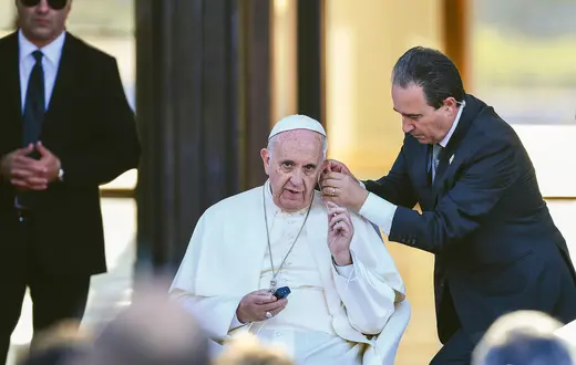 Papież Franciszek przygotowuje się do wysłuchania przemówienia prezydenta Gruzji podczas swojej pielgrzymki na Kaukaz, 30 września 2016 r. fot. VINCENZO PINTO/AFP/EAST NEWS