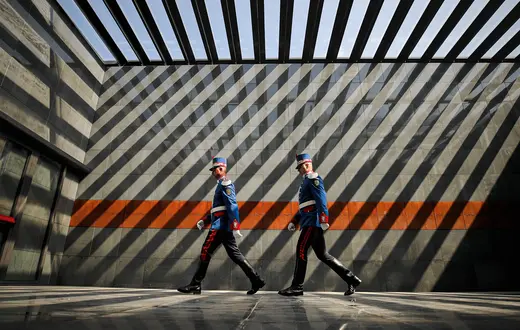 Żołnierze składają wieńce w hołdzie Romom deportowanym do Naddniestrza – tego samego regionu, w którym w czasie wojny służył ks. Ilie Lăcătușu, Bukareszt, 2 sierpnia 2019 r. fot. Vadim Ghirda/AP/EAST NEWS