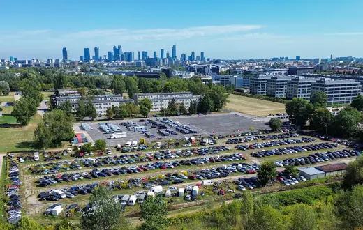 Nowelizacja przepisów w 2026 roku ułatwia sądom orzekanie przepadku pojazdu, który trafi m.in. na taki policyjny parking depozytowy jak ten w Warszawie Fot. Wojciech olkuśnik/East News