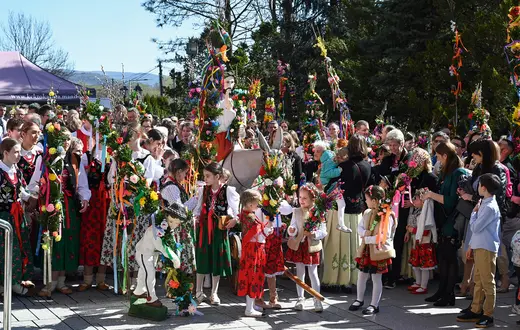 Tradycyjna „tokarska bagnieć”. Wysokie palmy i procesja z figurą Jezusa wpisane są w kulturowy krajobraz Małopolski. Tokarnia, 13 kwietnia 2025 r. Fot. MAREK LASYK/REPORTER/East News