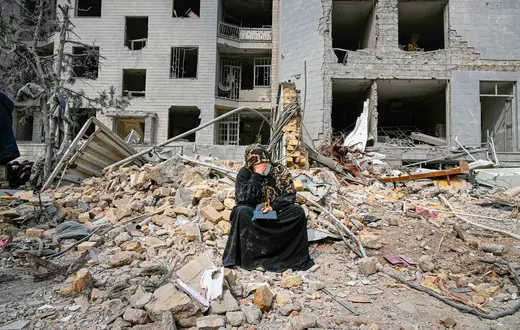 Kobieta na gruzach zniszczonego budynku mieszkalnego w Teheranie po nalotach z 12 marca 2026 r. Fot. Vahid Salemi/Associated Press/East News