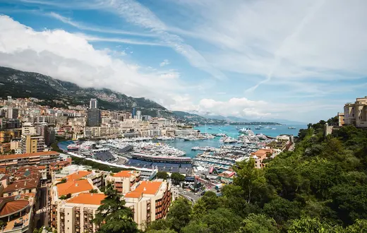 Malowniczo położone Monako leży na pograniczu dwóch światów: francuskiego i włoskiego. Ta mieszanka sprawia, że tamtejszy Kościół jest jedyny w swoim rodzaju fot. Zak Mauger/ LAT Images/Getty Images