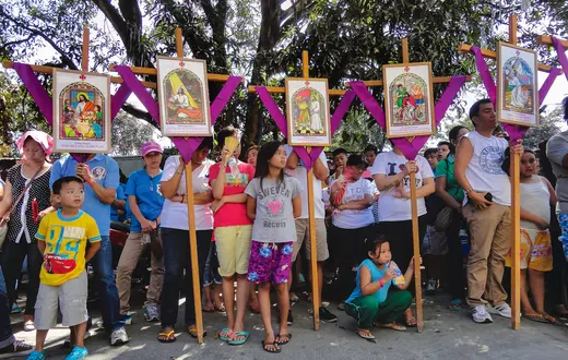 Filipińscy wierni w Wielki Piątek; widoczna m.in. pierwsza stacja drogi krzyżowej „Ostatnia wieczerza” fot. Richard James Mendoza/ Pacific Press/LightRocket/Getty Images