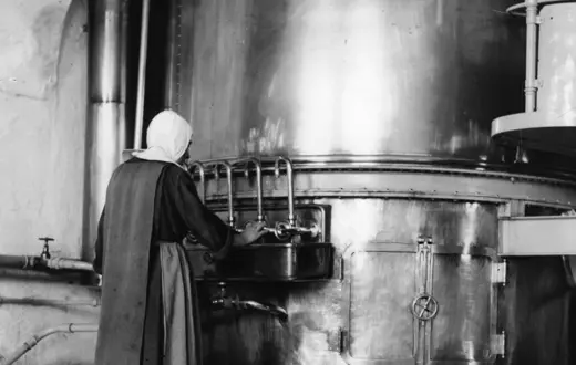 Mnich pracujący przy warzeniu piwa w browarze klasztornym w Bawarii. Historia browarnictwa sięga tam XVII wieku, przetrwała nawet sekularyzację zakonu. Dziś w miejscu klasztoru znajduje się ośrodek religijny i społeczny, ale piwo według tej samej receptury produkowane jest dalej w Mindelheim, Usrberg w Bawarii, 1929 rok fot. A&E Frankl/ullstein bild/Getty Images