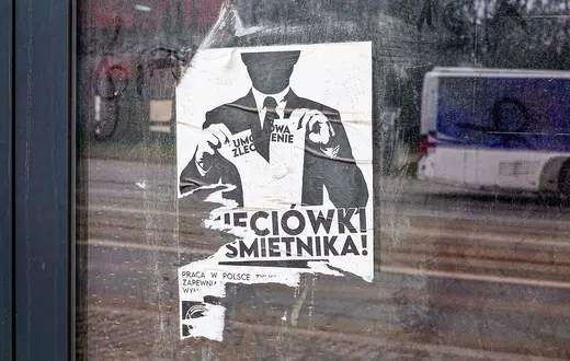 Plakat na jednej z ulic Łodzi, kwiecień 2025 r. Według danych GUS-u z września 2025 r. wyłącznie na umowach zlecenie lub pokrewnych pracowało w Polsce 1,5 mln osób. Liczba ta od kilku lat rośnie fot. Piotr Kamionka/REPORTER/East News