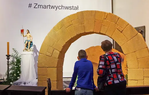 Symboliczy pusty grób, Bazylika Archikatedralna pw. Męczeństwa św. Jana Chrzciciela w Warszawie, 22 kwietnia 2025 r. Fot. Zofia i Marek Bazak/East News