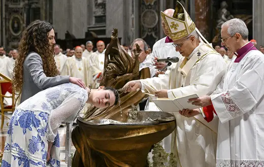 Leon XIV udziela chrztu podczas Wigilii Paschalnej w Bazylice św. Piotra, Watykan, 4 kwietnia 2026 r. fot. Matteo Pernaselci/VM/Abaca/East News 