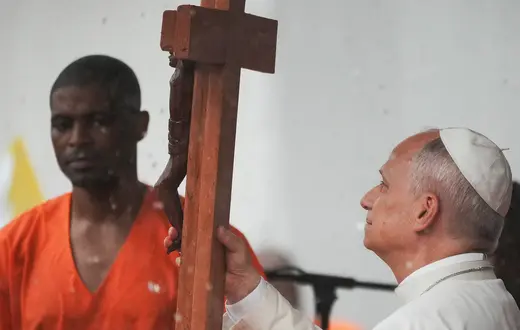 Papież Leon XIV z wizytą u osadzonych w więzieniu podczas swojej pielgrzymki do Afryki, Bata, Gwinea Równikowa, 22 kwietnia 2026 r. fot. Andrew Medichini/AP/East News