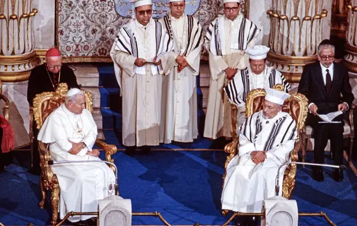 Historyczna wizyta Jana Pawła II w Synagodze Większej w Rzymie, 13 kwietnia 1986 r. Wtedy w Polsce nie wzbudziła ona jasno wyrażonego sprzeciwu fot. Edoardo Fornaciari/Getty Images
