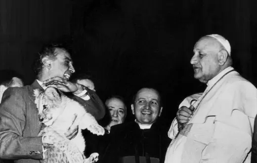 Papież Jan XXIII przygląda się lwiątku, które trzyma członek zespołu Cyrku Togni, Watykan, 1960 r. fot. Mondadori/Getty Images