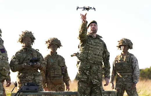 Książę William, następca brytyjskiego tronu, i pułkownik Gwardii Walijskiej oglądają pokaz nowego sprzętu w obozie Bulford, 18 marca 2026 r. Fot. Finnbarr Webster/Getty Images