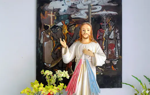 W wietnamskiej społeczności katolickiej wizerunek Jezusa Miłosiernego otaczany jest dużą czcią, spotkać go można w wielu kościołach i kaplicach, Ho Chi Minh, Wietnam, 1 czerwca 2025 r. Fot. Godong/Getty Images