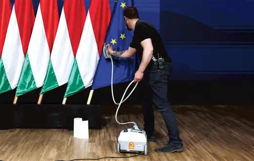 Przed konferencją prasową Pétera Magyara – lidera zwycięskiej partii Tisza, 13 kwietnia 2026 r. fot. Jakub Porzycki/NurPhoto/Getty Images