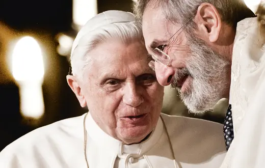 Benedykt XVI rozmawia z rabinem Riccardo di Segnim podczas wizyty w rzymskiej synagodze, 17 stycznia 2010 r. fot. Alessandra Benedetti/Corbis/Getty Images