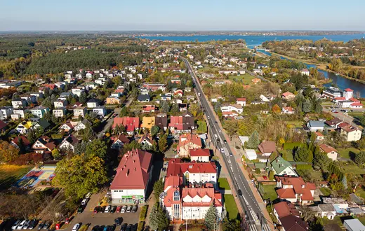 Według najnowszych raportów to właśnie mniejsze samorządy i gminy wiejskie zyskały najwięcej na reformie finansowej. Na zdjęciu: Nieporęt, powiat legionowski, woj. mazowieckie, 21 października 2025 r. | fot. Mateusz Grochocki/East News