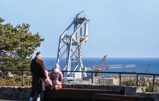 Gigantyczny dźwigowiec w gdyńskim porcie. Maszyna odgrywa kluczową rolę w montażu fundamentów pod farmę wiatrową na Bałtyku, Gdynia, 9 kwietnia 2026 r. | fot. Kamil Gozdan/East News