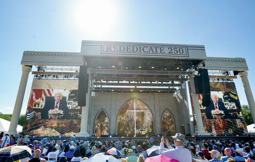 Modlitwa na National Mall w Waszyngtonie podczas emisji nagranego przemówienia Donalda Trumpa. Religijno-patriotyczne zgromadzenie „Rededicate 250” zorganizowano w ramach obchodów 250-lecia niepodległości Stanów Zjednoczonych, USA, 17 maja 2026 r. | fot. Rod Lamkey/AP/East News