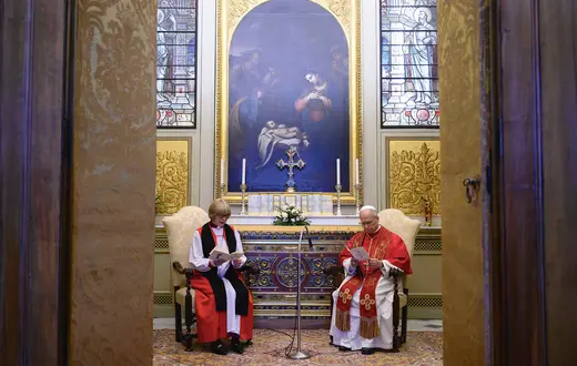 Leon XIV spotkał się z arcybiskupką Canterbury, Sarah Mullally, podczas prywatnej audiencji w Pałacu Apostolskim 27 kwietnia 2026 r. w Watykanie. To spotkanie było centralnym punktem czterodniowej pielgrzymki do Rzymu nowej prymas Kościoła anglikańskiego. fot. Simone Risoluti/ Vatican Media/ Vatican Pool/Getty Images