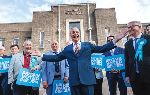 Lider Nigel Farage i zwycięscy kandydaci z list partii Reform UK w Romford w Anglii, 8 maja 2026 r. | fot. Dan Kitwood/Getty Images