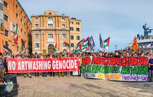 Manifestacja przeciwko „wybielaniu” wizerunku poprzez sztukę podczas otwarcia 61. Biennale w Wenecji. Aktywiści z koalicji Art Not Genocide Alliance (ANGA) sprzeciwiają się obecności pawilonów narodowych państw uwikłanych w konflikty zbrojne oraz wykorzystywaniu prestiżowych imprez kulturalnych do poprawy reputacji agresorów i korporacji. 61. Międzynarodowa Wystawa Sztuki – Biennale w Wenecji trwa do 22 listopada br. | fot. Simone Padovani/Getty Images