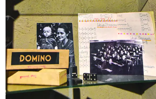 W Muzeum Czerwca 1956 możemy zobaczyć pamiątki po Romku Strzałkowskim. Wśród nich zdjęcia portretowe, nuty do gry, domino, harmonijka, plecak brezentowy i sandały. Większość pamiątek po chłopcu posiada charakterystyczne czerwone pieczątki z jego imieniem, nazwiskiem i datą śmierci fot. Maria Wawrzyńczak/PK