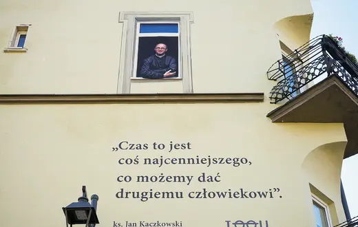 Mural w Sopocie upamiętniający twórcę hospicjum w Pucku, sierpień 2023 r. Ksiądz Jan Kaczkowski mówił o chorowaniu realistycznie i bez upiększania, a jednocześnie z empatią i zrozumieniem, jak ważna jest godność pacjenta | fot. Jakub Strzelczyk/East News