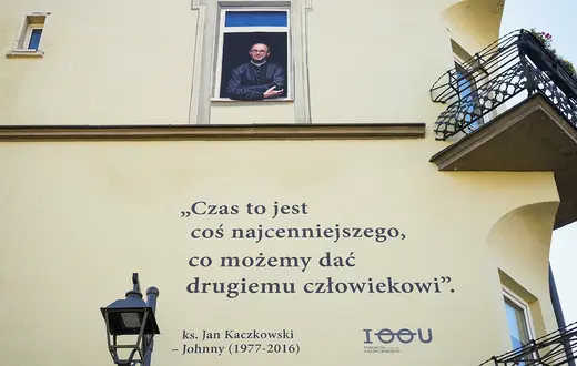 Mural w Sopocie upamiętniający twórcę hospicjum w Pucku, sierpień 2023 r. Ksiądz Jan Kaczkowski mówił o chorowaniu realistycznie i bez upiększania, a jednocześnie z empatią i zrozumieniem, jak ważna jest godność pacjenta | fot. Jakub Strzelczyk/East News