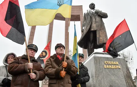 Dla jednych zbrodniarz, dla innych bohater – dla niektórych Ukraińców Stepan Bandera wciąż pozostaje bojownikiem o wolny kraj, uosabiającym opór przeciwko reżimowi ZSRR. Na zdjęciu: obchody 117. rocznicy urodzin Bandery, Lwów, 1 stycznia 2026 r. | fot. Beata Zawrzel/REPORTER/East News