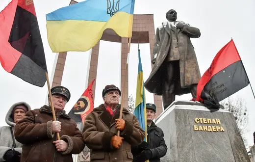 Dla jednych zbrodniarz, dla innych bohater – dla niektórych Ukraińców Stepan Bandera wciąż pozostaje bojownikiem o wolny kraj, uosabiającym opór przeciwko reżimowi ZSRR. Na zdjęciu: obchody 117. rocznicy urodzin Bandery, Lwów, 1 stycznia 2026 r. | fot. Beata Zawrzel/REPORTER/East News