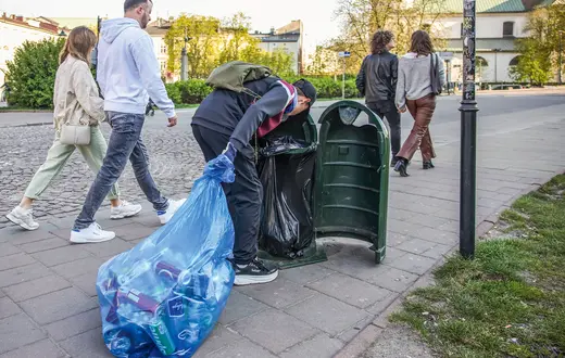 W gminach wiejskich brakuje punktów zwrotu opakowań kaucyjnych, w dużych miastach raczej nie ma z tym problemu – rekordzista w Krakowie odzyskał z kaucji ponad 1600 zł | fot. Beata Zawrzel/REPORTER