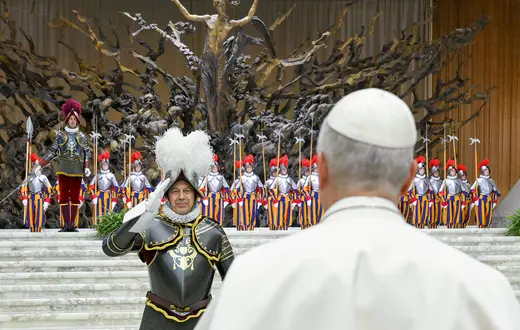 Papież Leon XIV podczas uroczystości zaprzysiężenia nowych rekrutów Gwardii Szwajcarskiej. Z powodu deszczu wydarzenie zorganizowano w Auli Pawła VI. Watykan, 6 maja 2026 r. | fot. VATICAN MEDIA/East News
